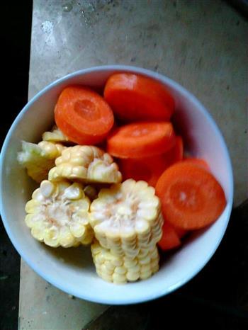 胡萝卜玉米排骨汤的做法图解1