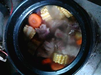 胡萝卜玉米排骨汤的做法图解3
