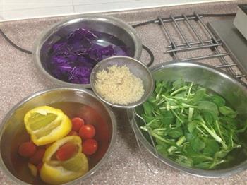 藜麦牛油果蔬菜沙拉的做法步骤1