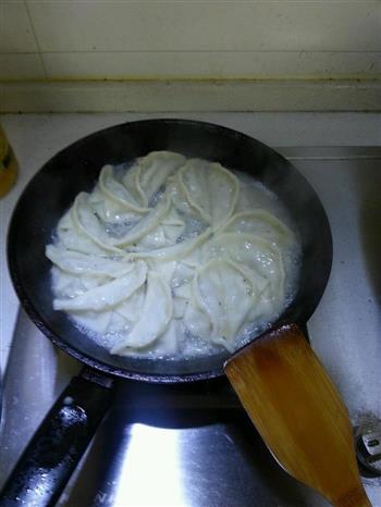 锅贴饺子的做法步骤3