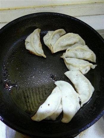 锅贴饺子的做法步骤4