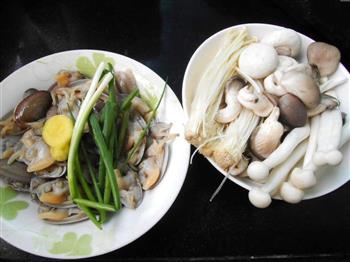 滋阴平肝火-菌菇花蛤汤的做法步骤1