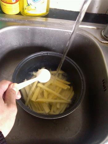油炸土豆丝的做法步骤2