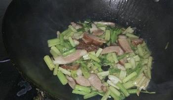 芹菜炒腊肉的做法步骤2