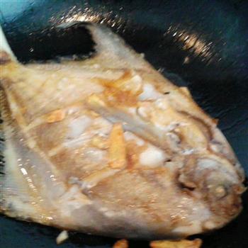 油煎红烧鲳鱼的做法步骤5