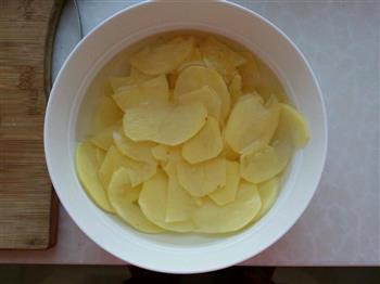 老黄瓜种炒土豆片的做法步骤2