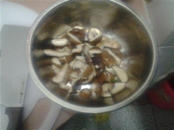 洋葱香菇炒肉片的做法步骤3