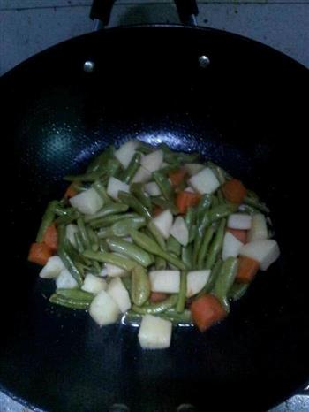 炖豆角土豆胡萝卜的做法步骤9