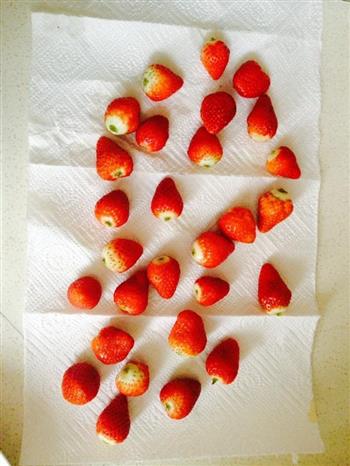 草莓冰糖葫芦的做法图解2