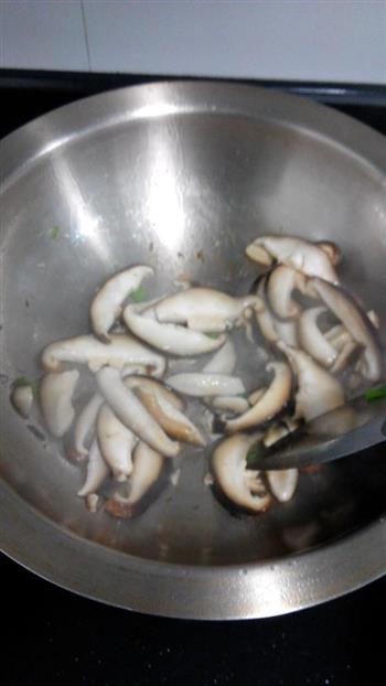 蘑菇炒青菜的做法步骤3