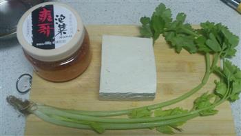 开胃补钙-辣白菜焖豆腐的做法图解1