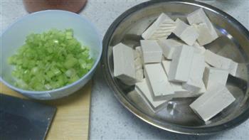 开胃补钙-辣白菜焖豆腐的做法图解2