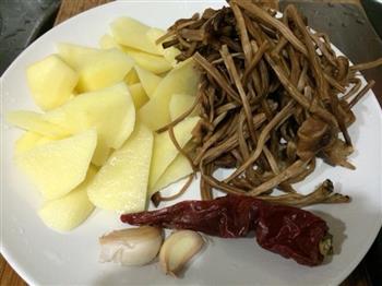 茶树菇土豆炖排骨的做法图解1