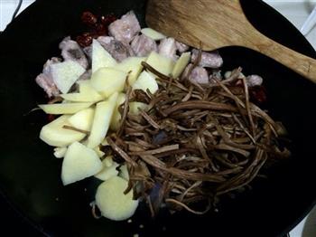 茶树菇土豆炖排骨的做法步骤5