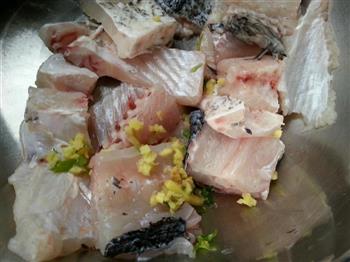 乐乐自家菜-鱼和腊肉合蒸的做法步骤2