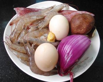 健脾袪湿-洋葱海鲜汤的做法图解1
