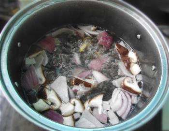 健脾袪湿-洋葱海鲜汤的做法图解4