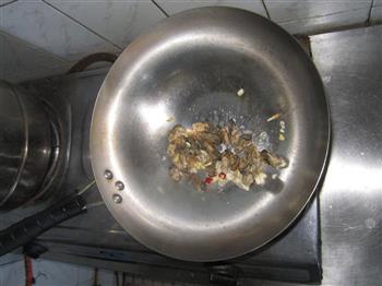 牡蛎虾米炒西芹的做法步骤3