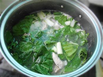 鲜美清润-奶白菜筒骨汤的做法步骤4