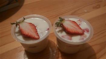 草莓酸奶布丁的做法步骤1
