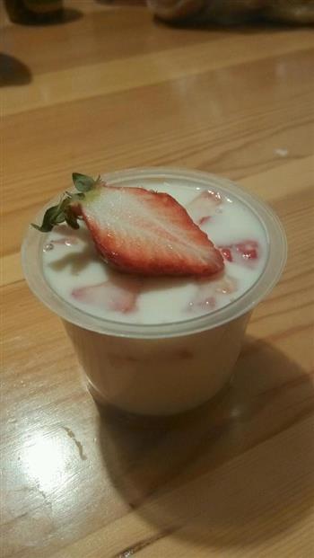 草莓酸奶布丁的做法步骤2