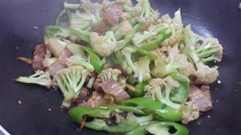 家常版干锅花菜的做法步骤5