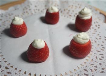 草莓圣诞老人杯子蛋糕的做法步骤13