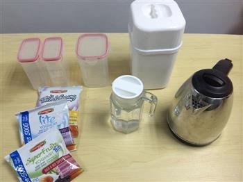 吃货自制办公室健康零食-草莓酸奶布丁的做法步骤1