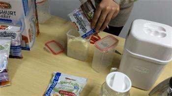 吃货自制办公室健康零食-草莓酸奶布丁的做法步骤3