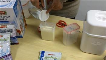 吃货自制办公室健康零食-草莓酸奶布丁的做法步骤4