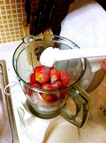 超懒人版草莓奶昔的做法步骤3
