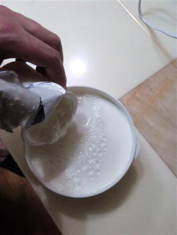 酸奶机做果粒酸奶的做法步骤3