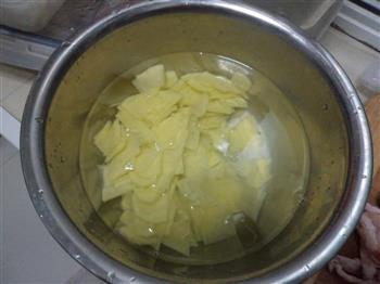 红蘑炒土豆片的做法步骤1