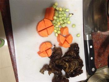 懒人营养午餐系列-黑木耳豌豆红萝卜炖排骨+蒸饭的做法步骤4