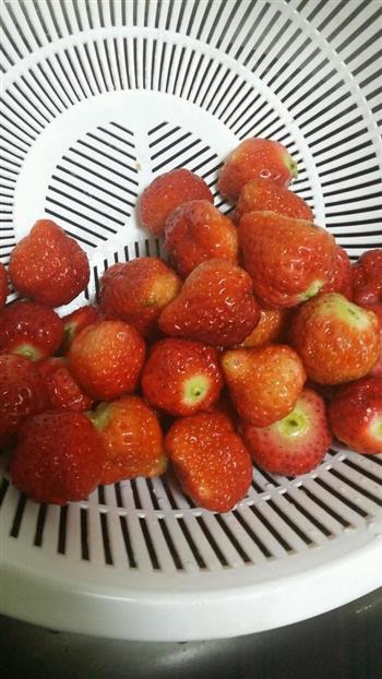 自制新鲜草莓果酱 给宝宝吃健康无添加的做法步骤2