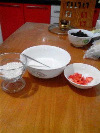 超简单草莓椰汁西米露的做法步骤1