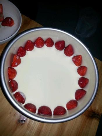 榴莲草莓芝士慕斯蛋糕的做法步骤2