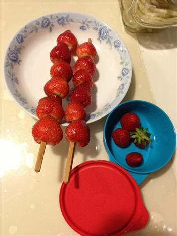 草莓糖葫芦的做法步骤1