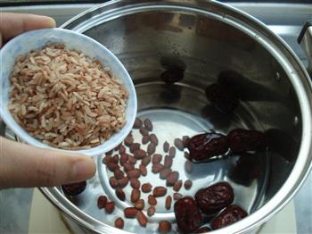 红米花生红枣粥的做法步骤2