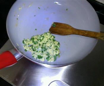 香煎韭菜鸡蛋饼的做法步骤2