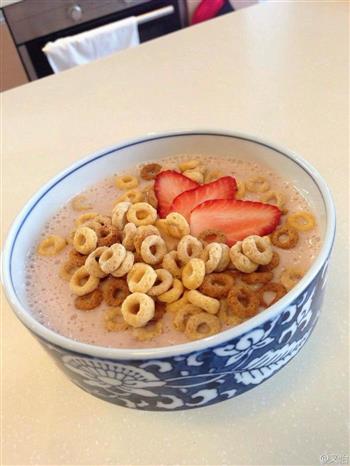 夏季早餐草莓奶昔的做法步骤2