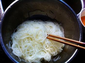 芝麻油拌什锦简易版炒米线的做法步骤1