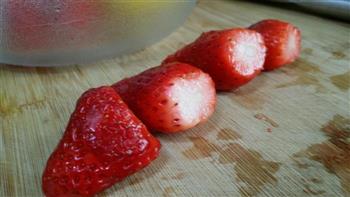 菠萝草莓椰奶冻的做法步骤1
