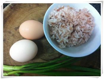 红米饭鸡蛋饼的做法步骤1