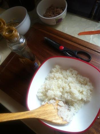 金枪鱼紫菜包饭的做法步骤7