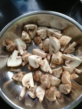 双孢菇炒鸡肉的做法步骤1