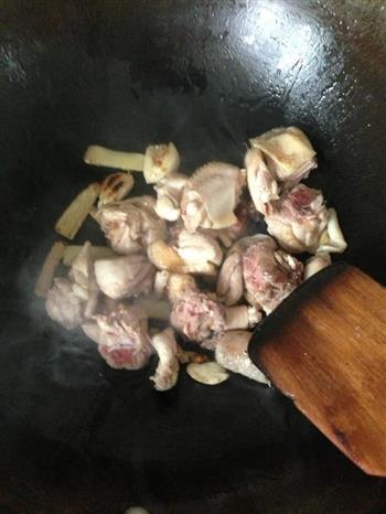 双孢菇炒鸡肉的做法步骤2