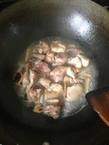 双孢菇炒鸡肉的做法步骤3