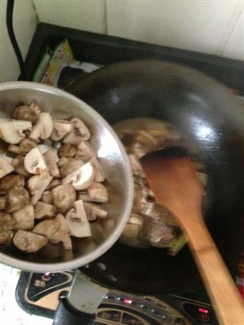 双孢菇炒鸡肉的做法步骤4