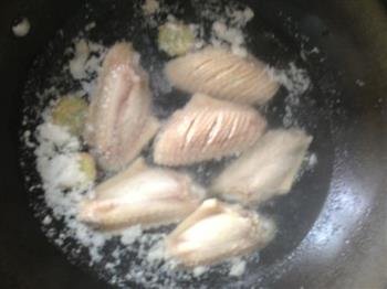 咖喱土豆鸡翅的做法步骤3